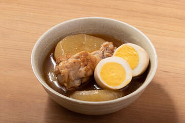 鶏手羽元と大根と卵の煮物