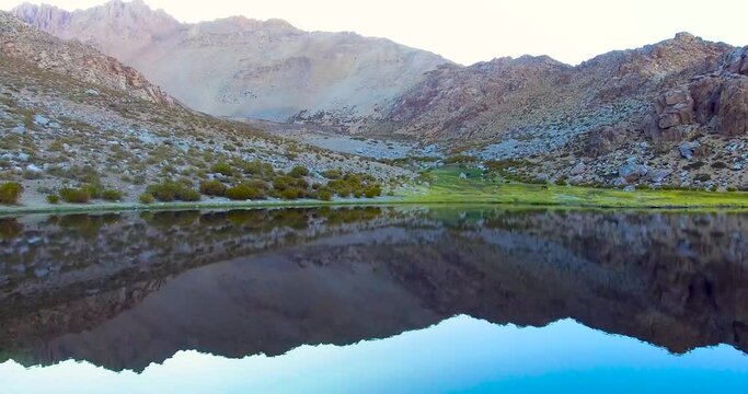 Vuelo sobre el agua, Laguna El Cepo, Valle del Elqui, Chile