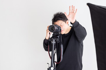 スタジオ撮影するカメラマン　photographer shooting in studio