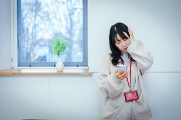 仕事で悩む女性　A woman worried about work