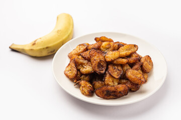 Deep fried ripe plantain slices or pake kele fried chips in a bowl - obrazy, fototapety, plakaty