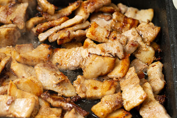 Pork belly grilled in an iron pan