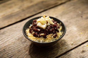 Rice cake topping on red bean bingsu	