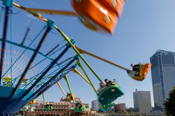 都会の遊園地の回転する遊具