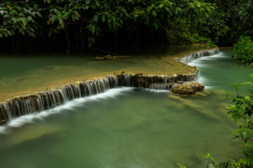 Naklejka premium Long-exposure view of Kuang Si Falls in Luang Prabang, Laos