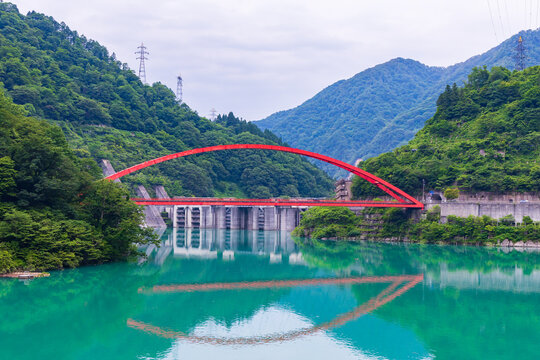 日本の風景　夏の黒部峡谷　うなづき湖	
