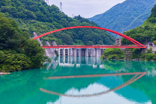 日本の風景　夏の黒部峡谷　うなづき湖	
