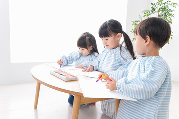 Fototapeta premium 仲良しの子どもたち