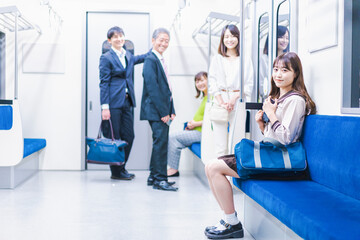 電車通学をする女子高生