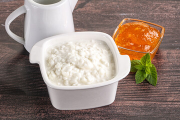 Grain curd with cream and jam