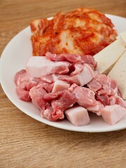 신선한 돼지고기와 두부 그리고 김치, 음식재료
