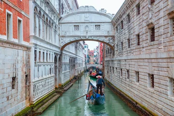 Papier Peint photo Pont des Soupirs Gondolas floating on canal towards Bridge of Sighs (Ponte dei Sospiri). Venice, Italy