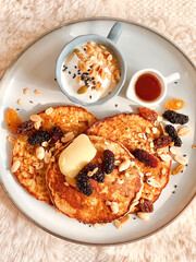 Healthy banana oatmeal pancakes recipe. Simple brunch menu. Morning time. Fresh meal. Delicious food. Scandinavian style. Homemade food. Cooking recipes. Dessert. Fruits. Seeds. Healthy pancake menu. 