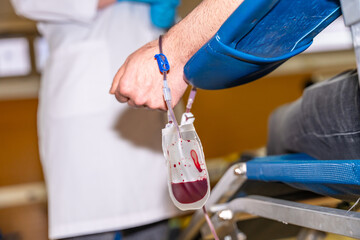 Blood bag filling while extracting blood from a volunteer