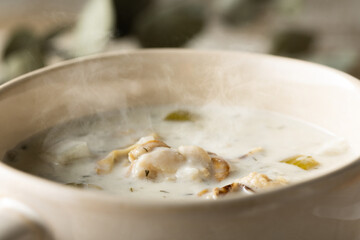 ほんのり湯気の立つ、温かいボストンクラムチャウダー