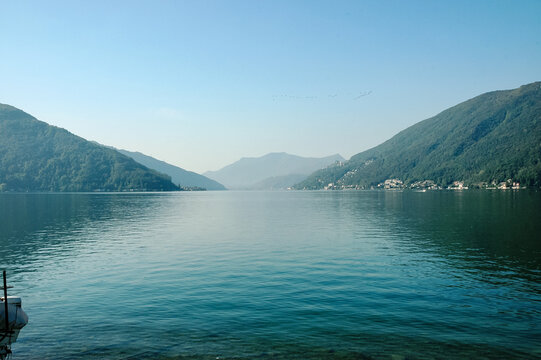 Luganersee in Bissone mit wolkenlosem Himmel
