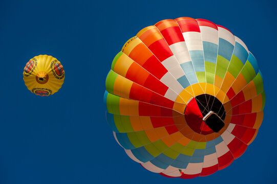 Mondov&igrave;, Piemonte, Italia -  5 Gennaio 2019. Mongolfiere colorate, multicolore, nel cielo azzurro, blu, di sfondo.