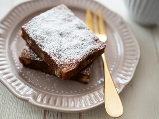 皿の上のブラウニーとカップ