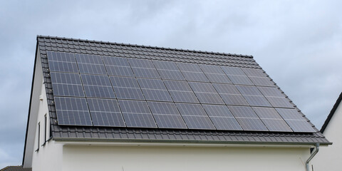 Neubau mit Photovoltaik auf dem Dach, Nordrhein-Westfalen, Deutschland, Europa