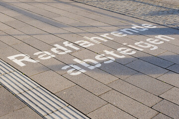 Radfahrende absteigen, Promenade mit Schrift, Nordrhein-Westfalen, Deutschland, Europa