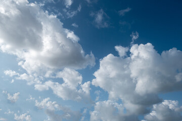 Céu com nuvens tempestuosas entre clarões ensolarados