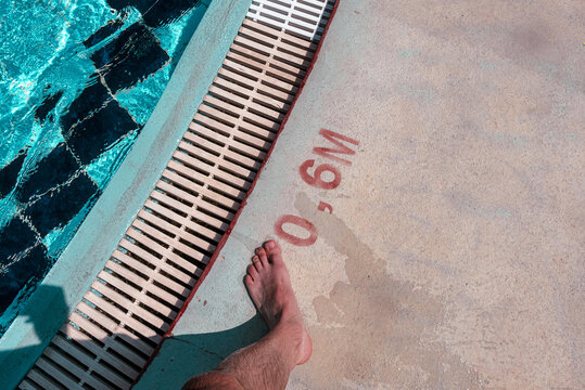 Depth marking at the edge of the pool. A small depth of 0.6 m in the children's pool.