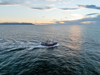 Barco pesquero al atardecer