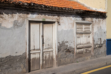 Fototapeta premium Antigua casa abandonada en San Sebastián, capital de la isla de La Gomera en Canarias