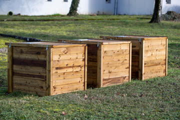Composteurs en bois pour le recyclage des déchets ménagers verts installés en ville