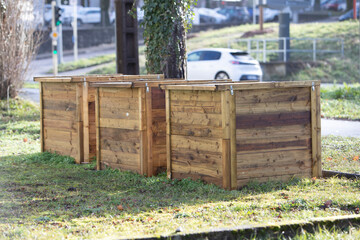 Composteurs en bois pour le recyclage des déchets ménagers verts installés en ville