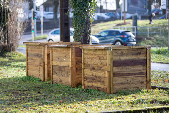 Composteurs en bois pour le recyclage des d&eacute;chets m&eacute;nagers verts install&eacute;s en ville