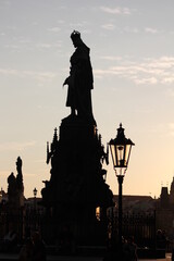 Fototapeta premium A majestic statue of a man stands proudly atop the building, exuding power, strength, and a sense of nobility.
