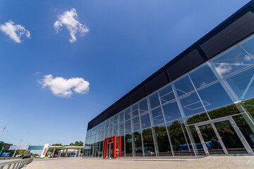 Obraz premium The modern building of the exhibition center is made of glass and steel