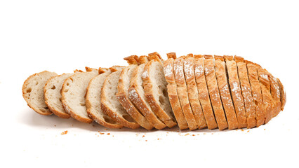 Pokrojony bochenek wypieczonego chleba na białym wyizolowanym tle