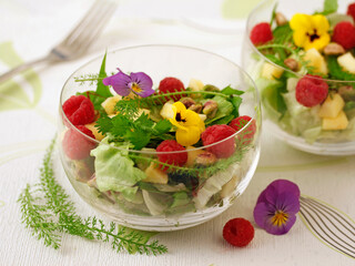 Salad with raspberries and pistachios.