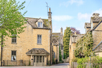 Fototapeta na wymiar The Honey-hued Streets in a Peaceful Morning in Bourton-on-the-Water, Cotswolds