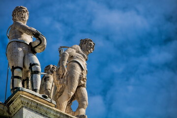 vicenza, italien - statuen an der basilica palladiana - 737053413