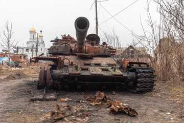 Fototapeta na wymiar A burnt-out Russian tank on the street of Svyatogirsk, Donetsk region, Ukraine