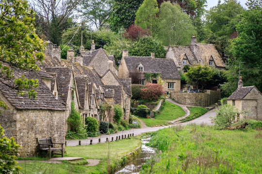 Historic Arlington Row: A Glimpse into Cotswolds&rsquo; Past