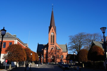 Rote Kirche (Vår Frelsers kirke) in Haugesund  bei intensiv blauem HImmel, Norwegen