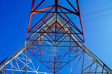 The white and red high-voltage electric pole structure shows beautiful dimensional lines.