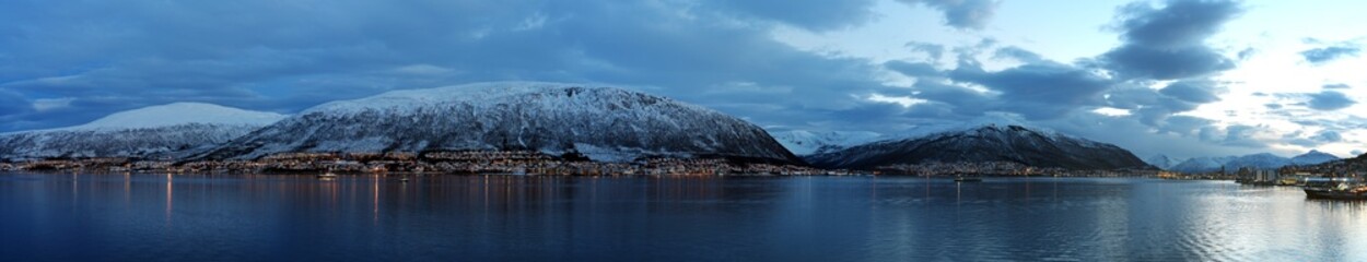 Fototapeta na wymiar Panorama von Tromsö, Norwegen bei winterlichem Licht, Schnee, Beleuchtung, Meer, Berge, Stadt, Europa