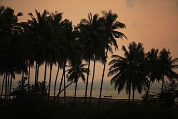Obraz premium Sunset view of Mae Ramphueng Beach, Bang Saphan Noi, Prachuap Khiri Khan, Thailand 