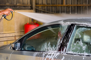 Car wash with high pressure water and foam in a car wash