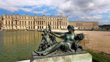 Fototapeta na wymiar Pond in front of the Royal residence at Versailles near Paris in