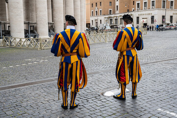 Zwei Schweizergardisten in Unifrom auf dem Petersplatz in Rom, Vatikan
