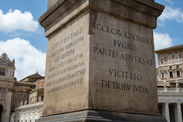 Basis des ägyptischen Obelisks mit Inschrift, Petersplatz, Rom