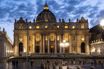 Nächtlich beleuchtete Fassade des Petersdomes in Rom, Vatikan