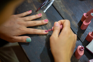 Naklejka premium Select focus Asian women's nails I'm decorating my fingernails at home.