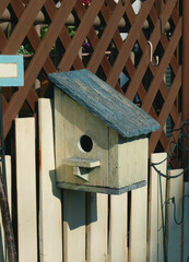 鳥の巣箱。
木の巣箱。